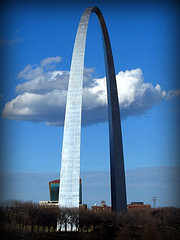 side view of the Gateway Arch in St. Louis Missouri 