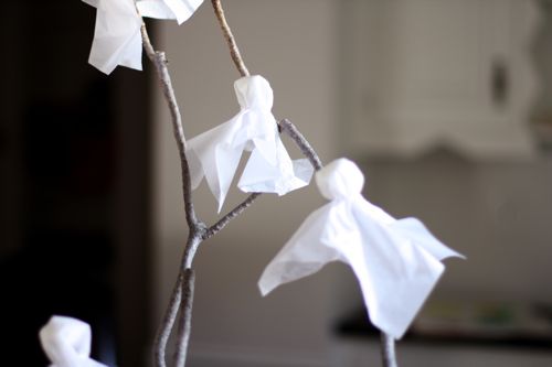 How to Make a Halloween Ghost Tree (ghosts on tree) by Rachel Meeks for Alphamom.com 
