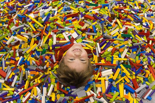 This guy made a vacuum cleaner that organizes LEGO blocks!