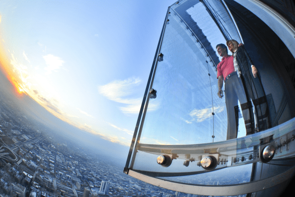 Visiting Chicago with Teens & Tweens : the Skydeck Ledge